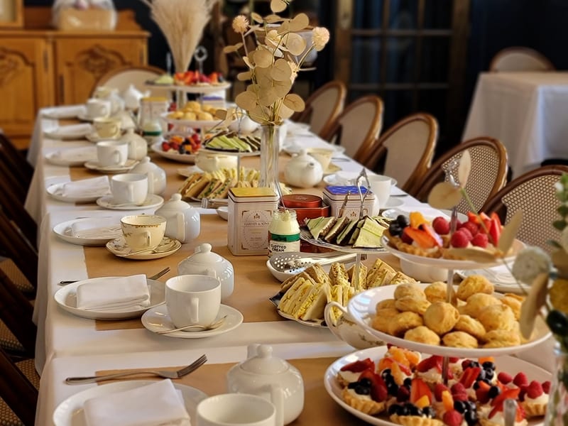 Wedding reception table setting